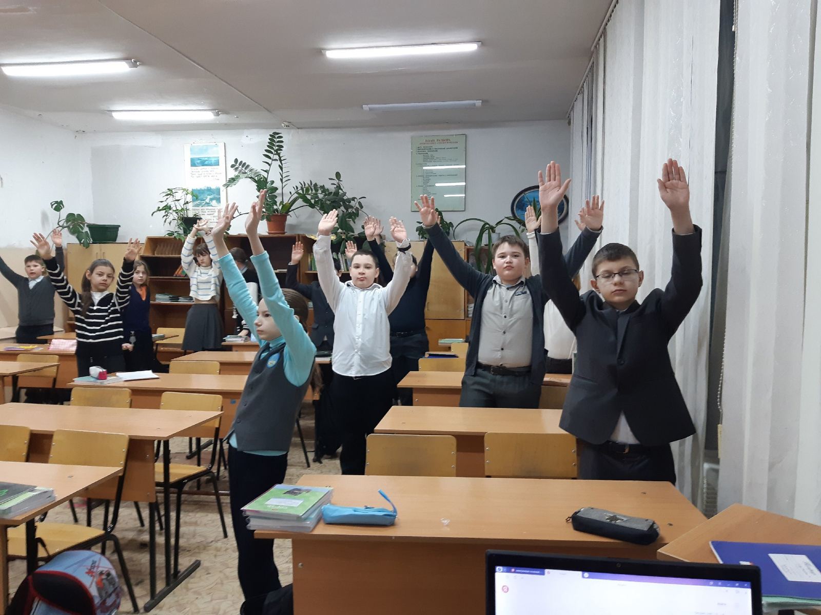 Лучшего средства от хвори нет – делай зарядку до старости лет.