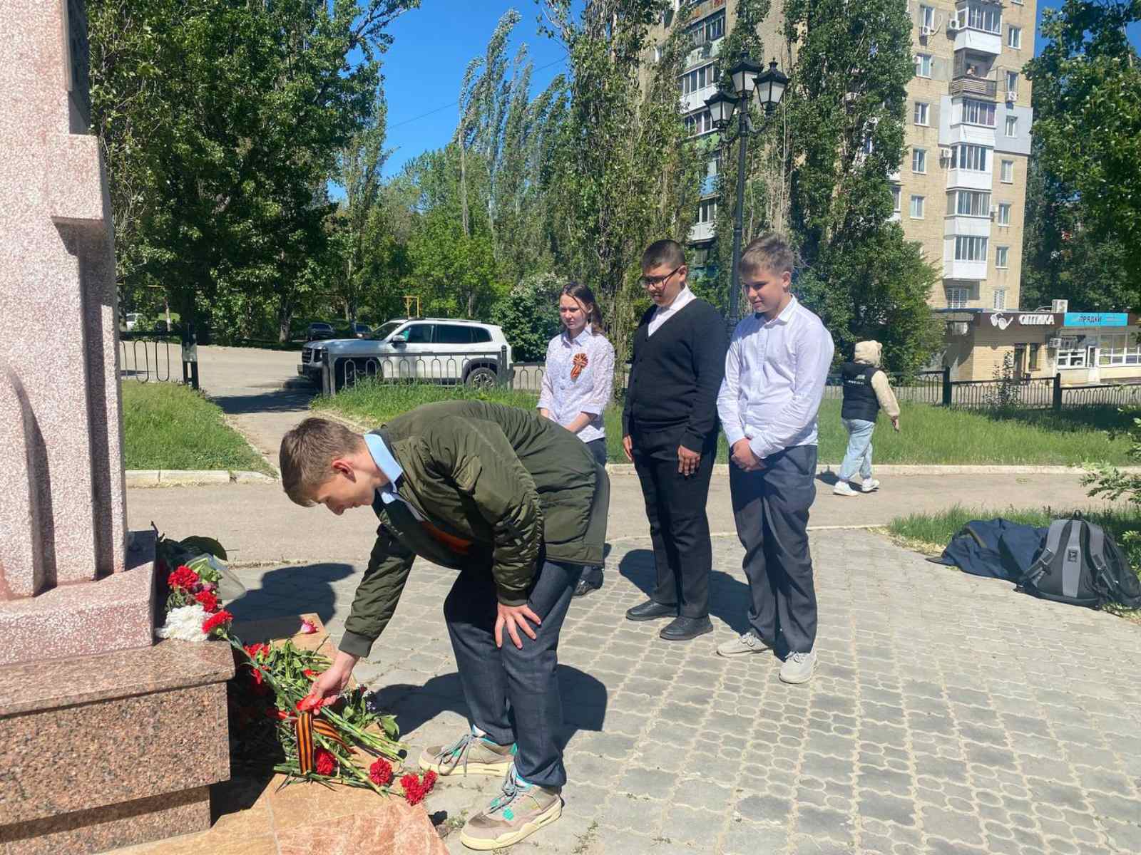 Возложение цветов к памятнику Героя Советского союза В.И.Чемодурова.